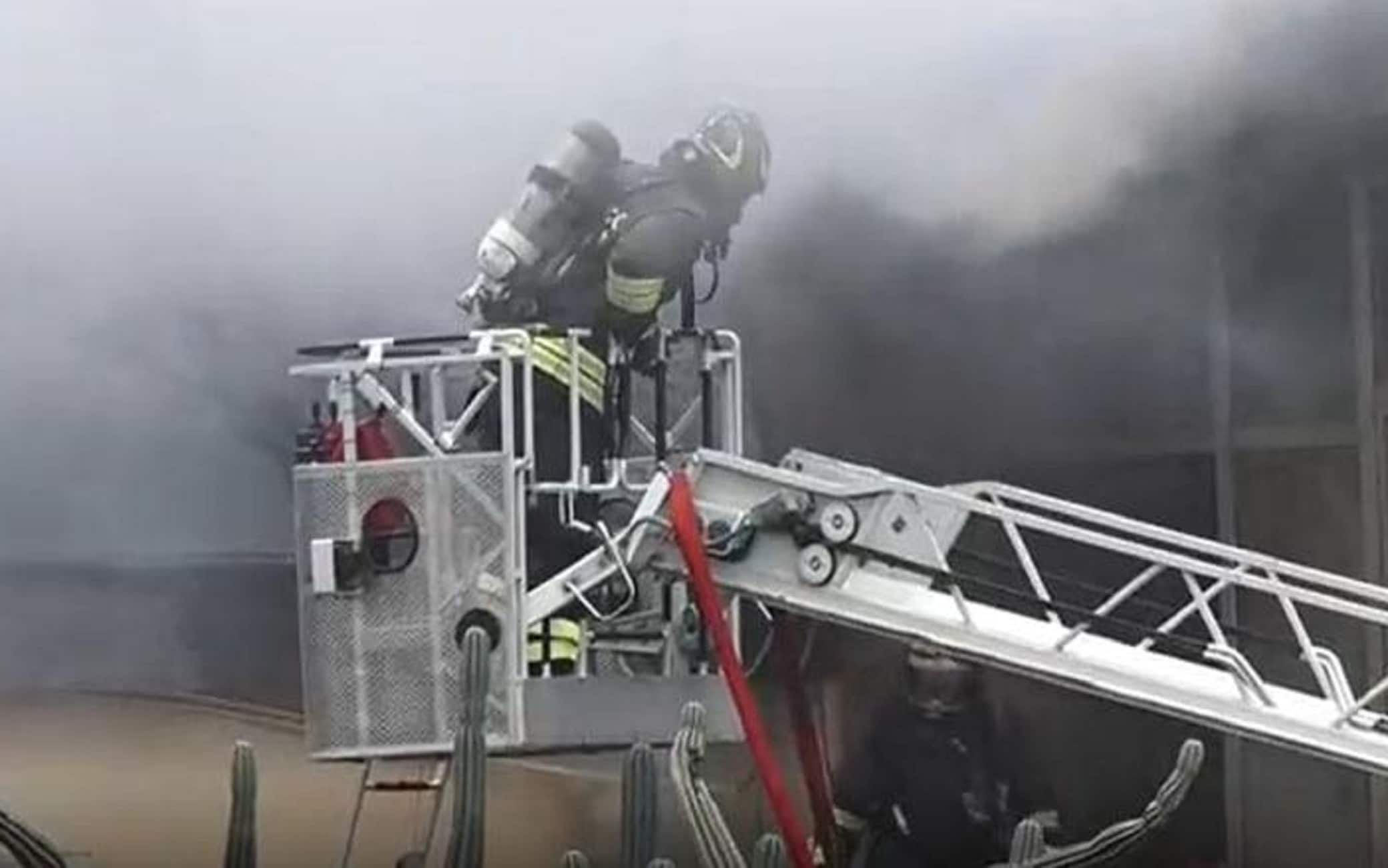 Vigili del fuoco al lavoro in via Licenza Vigili del fuoco al lavoro in via Licenza