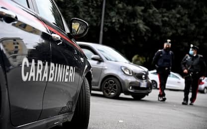 Napoli, ruba cellulare e molesta donna: arrestato 21enne