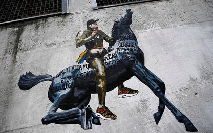 Caso Fedez, davanti a sede tv murales con rapper sul cavallo della Rai
