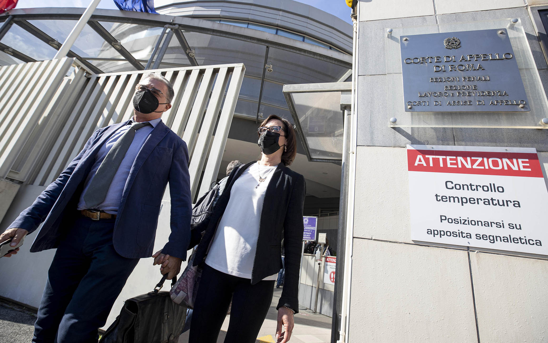 Ilaria Cucchi insieme al suo avvocato Fabio Anselmo, escono dalla corte di appello di Roma dopo la lettura della sentenza di appello per il pestaggio del fratello avvenuto nel 2009 a Roma, 7 maggio 2021
ANSA/MASSIMO PERCOSSI