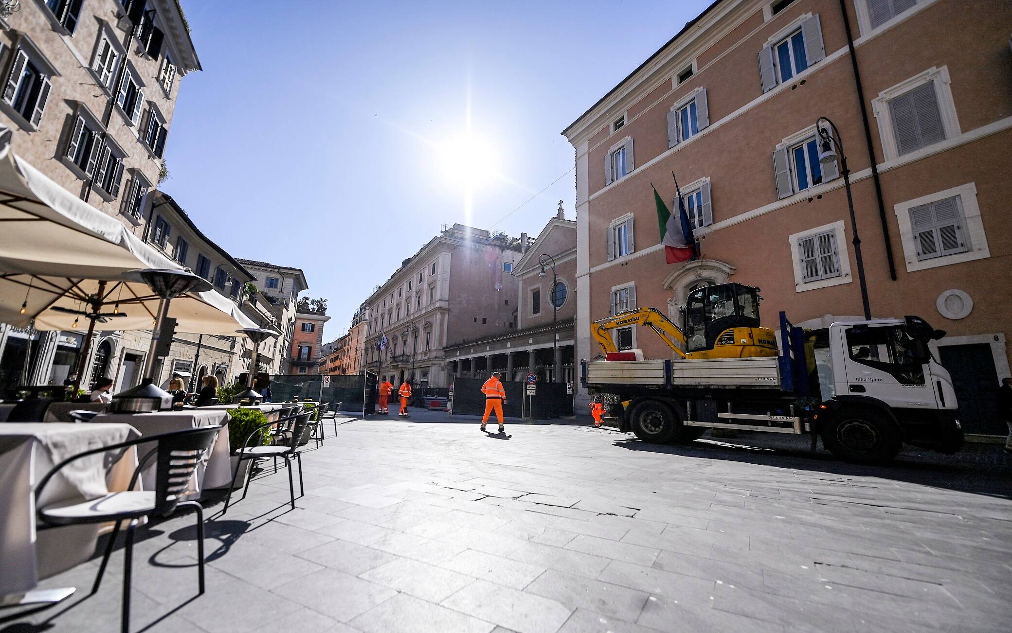 La protesta dei ristoratori e dei lavoratori dei bar a piazza San Lorenzo in Lucina per i lavori di rifacimento della piazza, Roma, 10 maggio 2021. RICCARDO ANTIMIANI