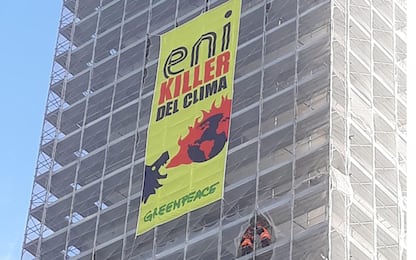 Roma, attivisti di Greenpeace scalano palazzo davanti alla sede Eni