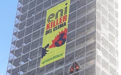 Roma, attivisti di Greenpeace scalano palazzo davanti alla sede Eni