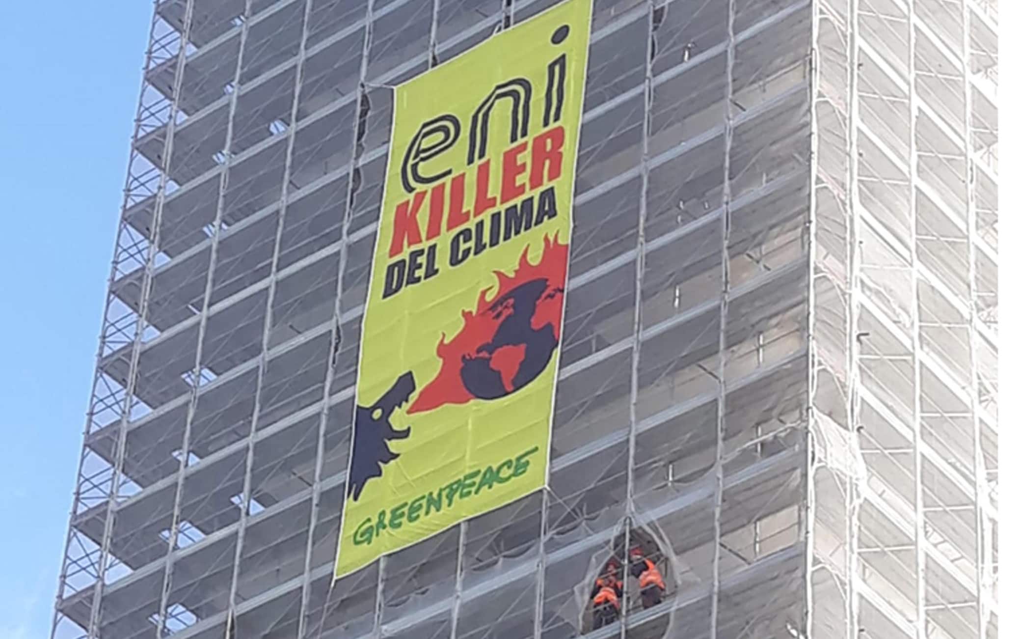 Lo striscione di Greenpeace davanti la sede Eni di Roma