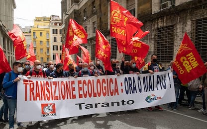 Roma, protesta dei lavoratori Ex Ilva davanti al Mise. VIDEO