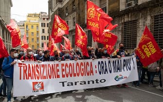 Un momento della manifestazione dei lavoratori delle Acciaierie dÕItalia (ex Ilva) di Taranto, davanti al Mise a Roma, 14 maggio 2021.   MAURIZIO BRAMBATTI/ANSA
