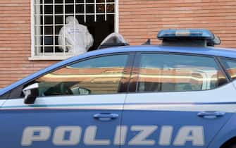 Polizia scientifica in un appartamento di via dei Liburni nel quartiere San Lorenzo a Roma dove un uomo è stato ucciso a coltellate in casa e figlio di 18 anni è stato trovato ferito, 31 maggio 2021. ANSA/CLAUDIO PERI