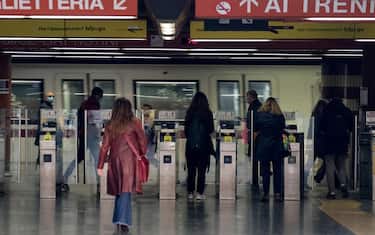 Ingresso della Metro A, fermata Cipro durante il primo giorno del nuovo dpcm, Roma, 26 ottobre 2020.ANSA/ALESSANDRO DI MEO