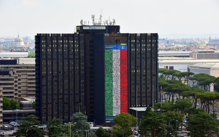 Il tricolore di Poste Italiane sulla facciata della sede centrale di Roma
