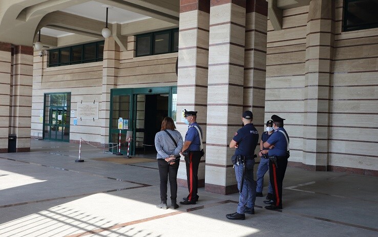 La polizia presiede l'ingresso del tribunale di Frosinone durante il processo L'ingresso del tribunale di Frosinone presieduto dalla polizia nel giorno in cui inizia il processo al "branco" che nel settembre scorso pestò a morte Willy
Monteiro Duarte, davanti ad un locale di Colleferro, 10 giugno 2021.
ANSA/ ANTONIO NARDELLI