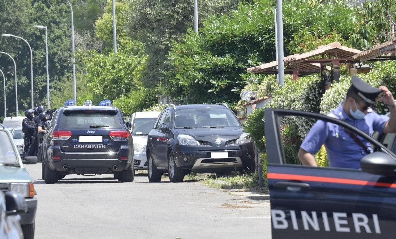 Le forze dell'ordine fuori dalla villetta dove si è barricato il 35enne Le forze dell'ordine fuori dalla villetta dove si è barricato il 35enne