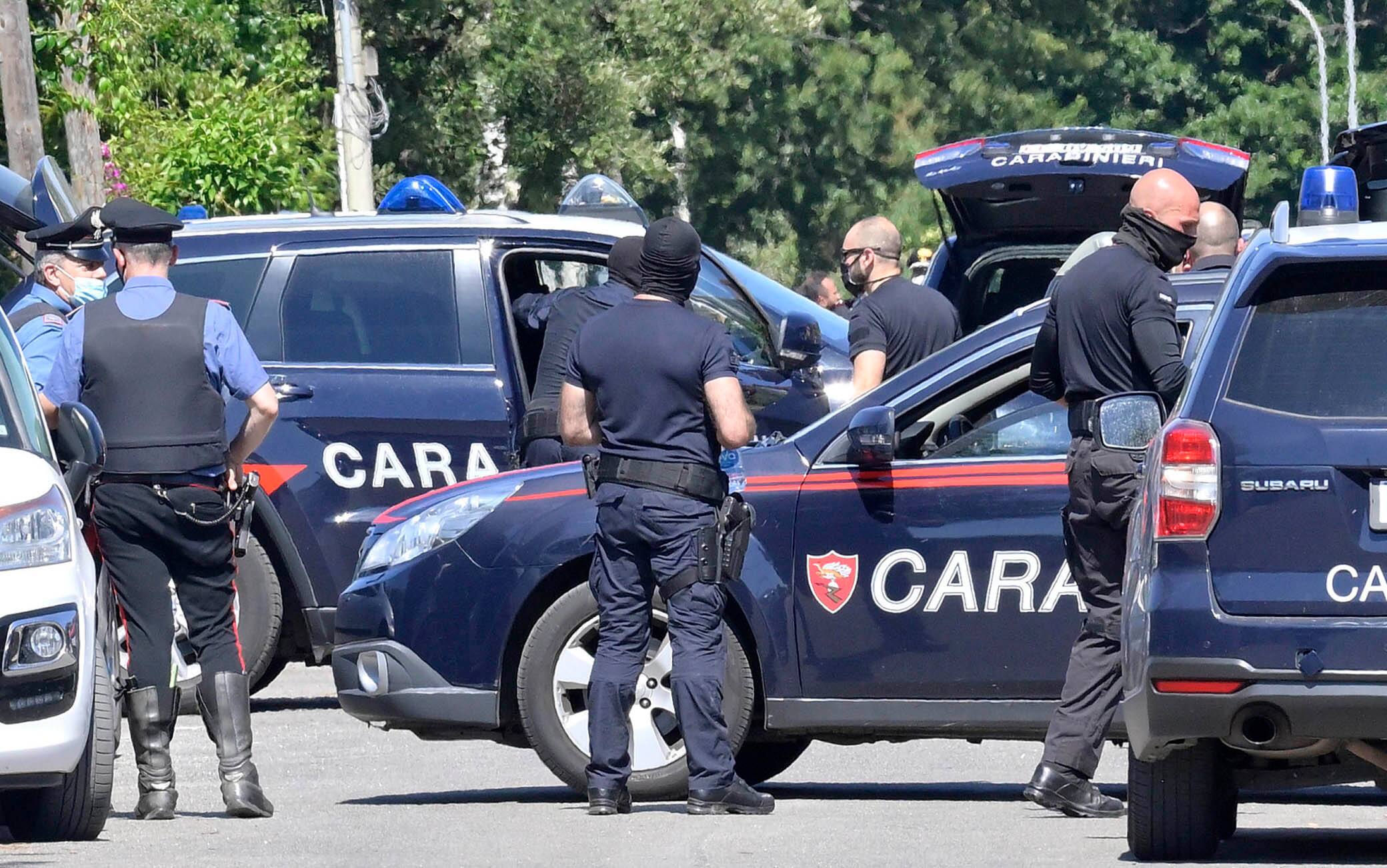 Un momento dell’operazione di intervento dell’Aliquota API dei Carabinieri presso la casa dove si è barricato l’uomo che ha sparato e ucciso due bambini e un signore anziano ad Ardea, 13 giugno 2021. ANSA/CLAUDIO PERI
