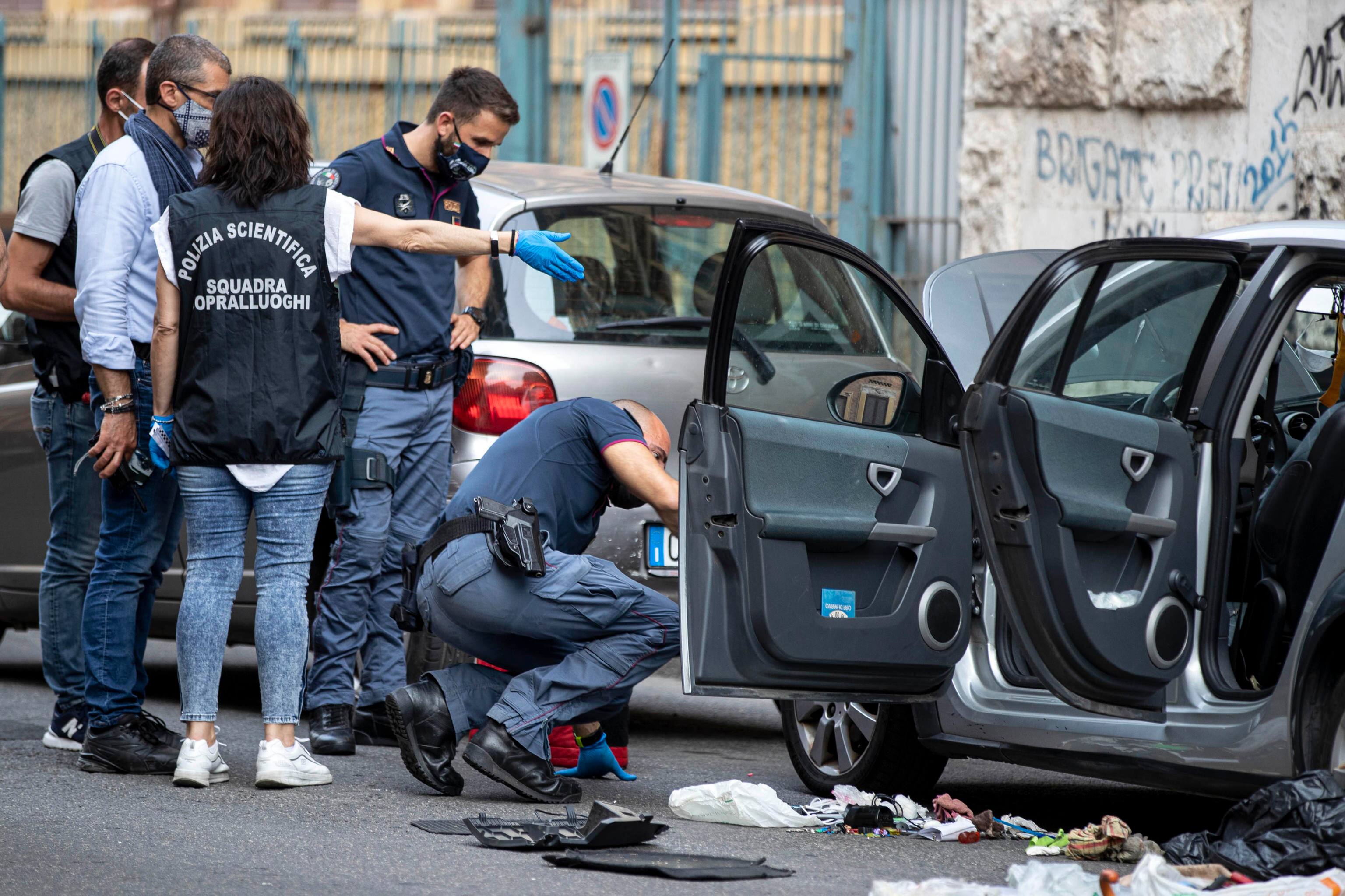 Trovato pacco bomba su un'autovettura in via Tito Speri nel quartiere Prati, polizia scientifica sul posto. Roma 15 giugno 2021
ANSA/MASSIMO PERCOSSI