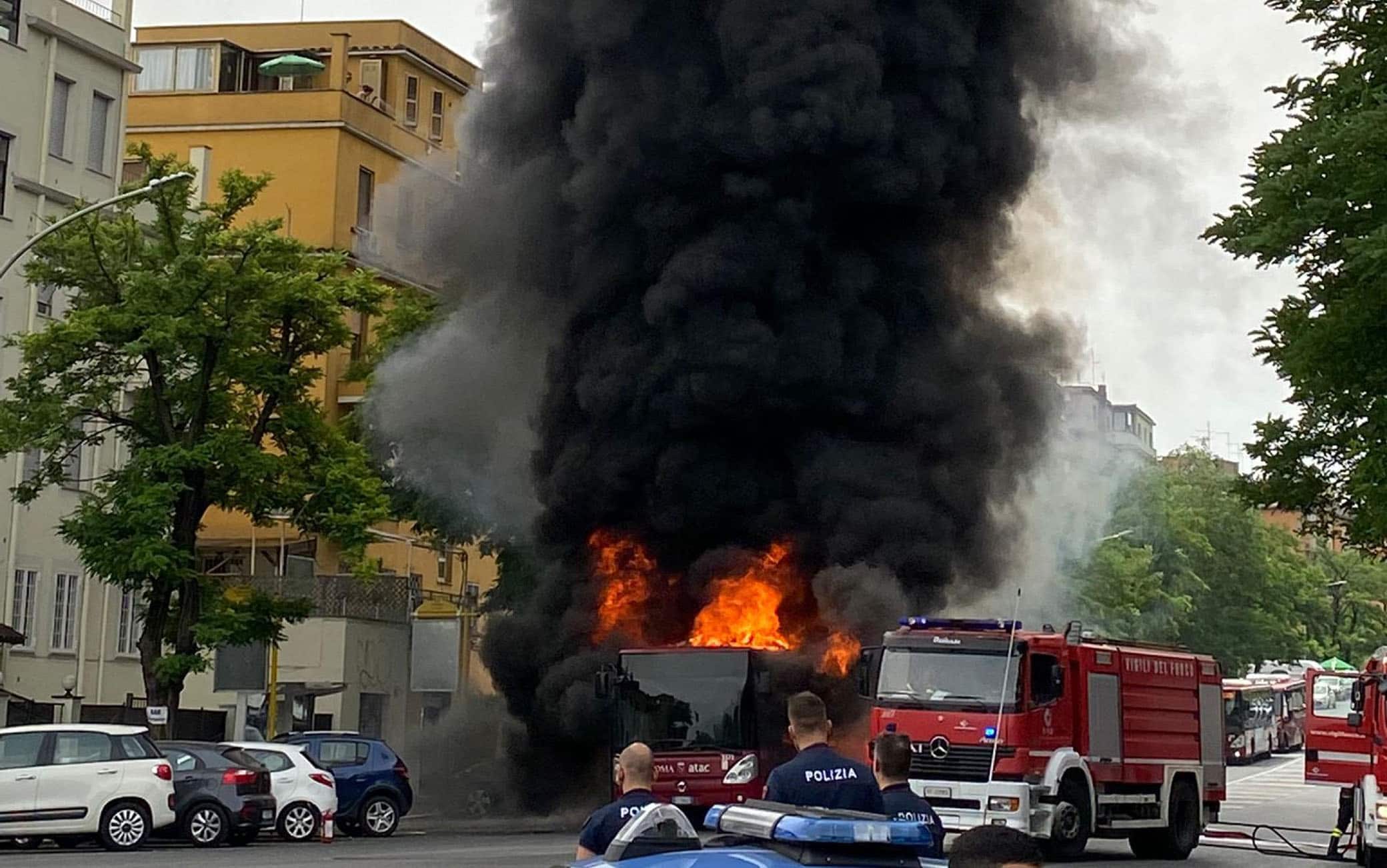 Autobus in fiamme su via Portuense vicino all'ospedale Spallanzani, Roma, 19 giugno 2021. ANSA/ETTORE FERRARI