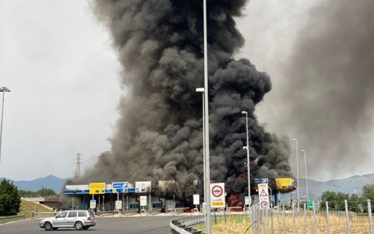 Il casello autostradale dello svincolo di Fiano Romano in fiamme dopo l'incendio di un furgone all'entrata della barriera Il casello autostradale dello svincolo di Fiano Romano in fiamme dopo l'incendio di un furgone all'entrata della barriera