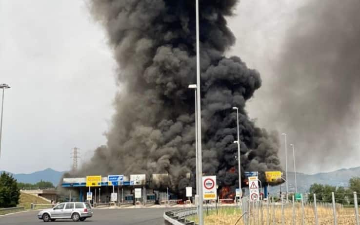 Il casello autostradale dello svincolo di Fiano Romano in fiamme dopo l'incendio di un furgone all'entrata della barriera