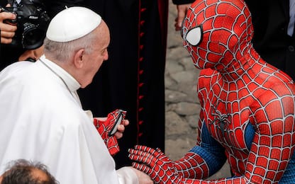 Ragazzo vestito da Spider-Man all’Udienza del Papa in Vaticano. VIDEO