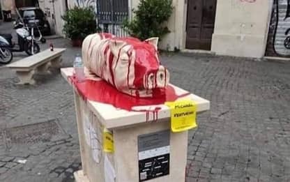 Roma, statua della porchetta a Trastevere imbrattata con vernice rossa