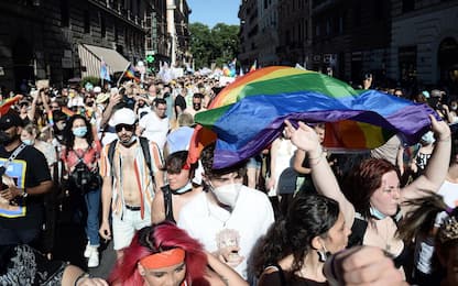 Roma Pride 2021, migliaia di persone al corteo nella Capitale