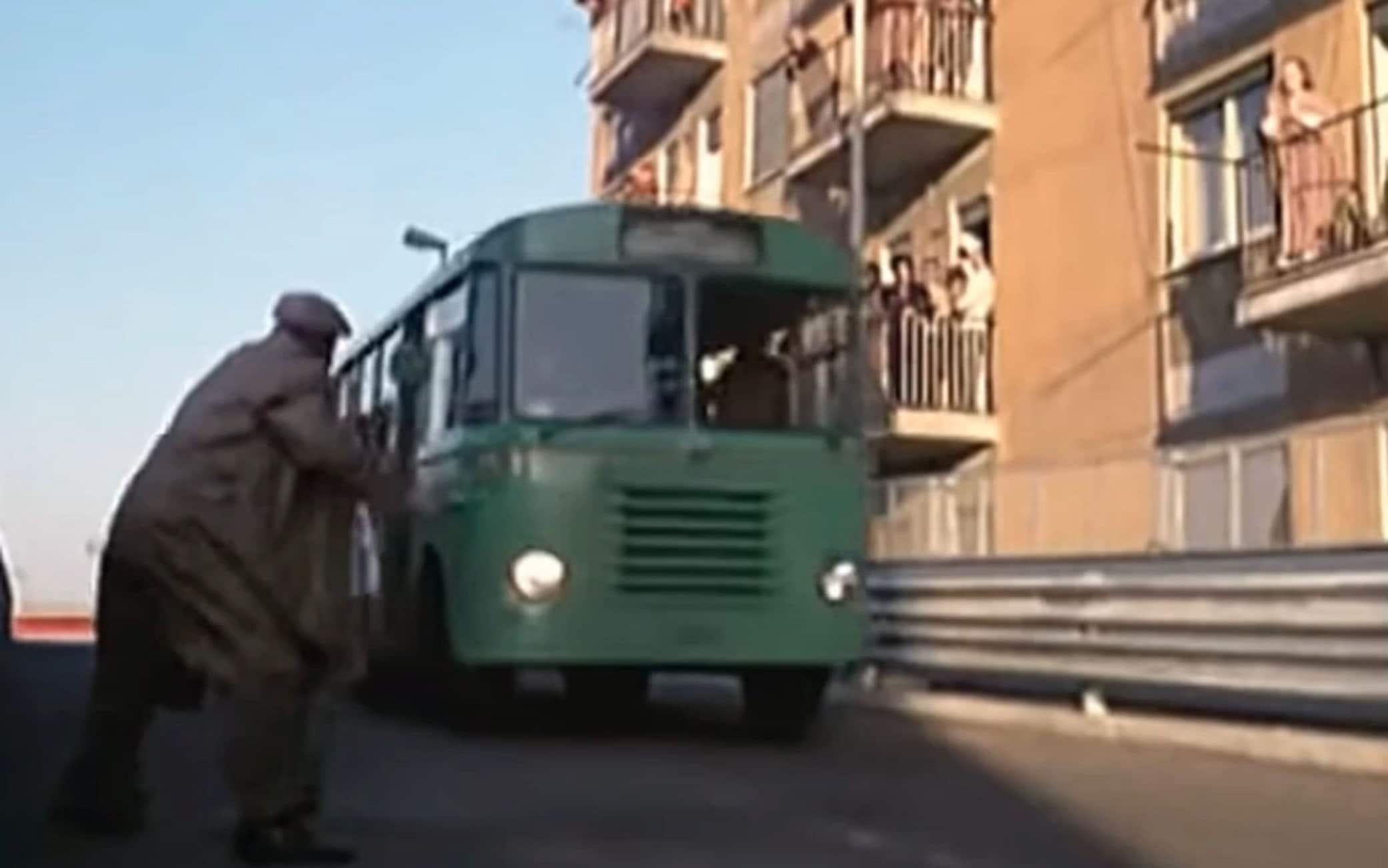 La scena del film in cui Fantozzi tenta di prendere l'autobus sulla tangenziale