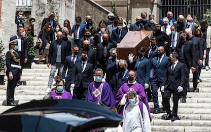 Carrà, applausi e canzoni ai funerali a Santa Maria in Aracoeli