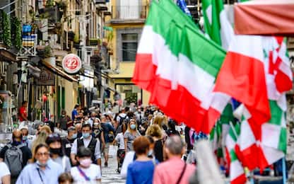 Roma, ruba bandiera Italia a bimbo di 5 anni: padre gli rompe gamba