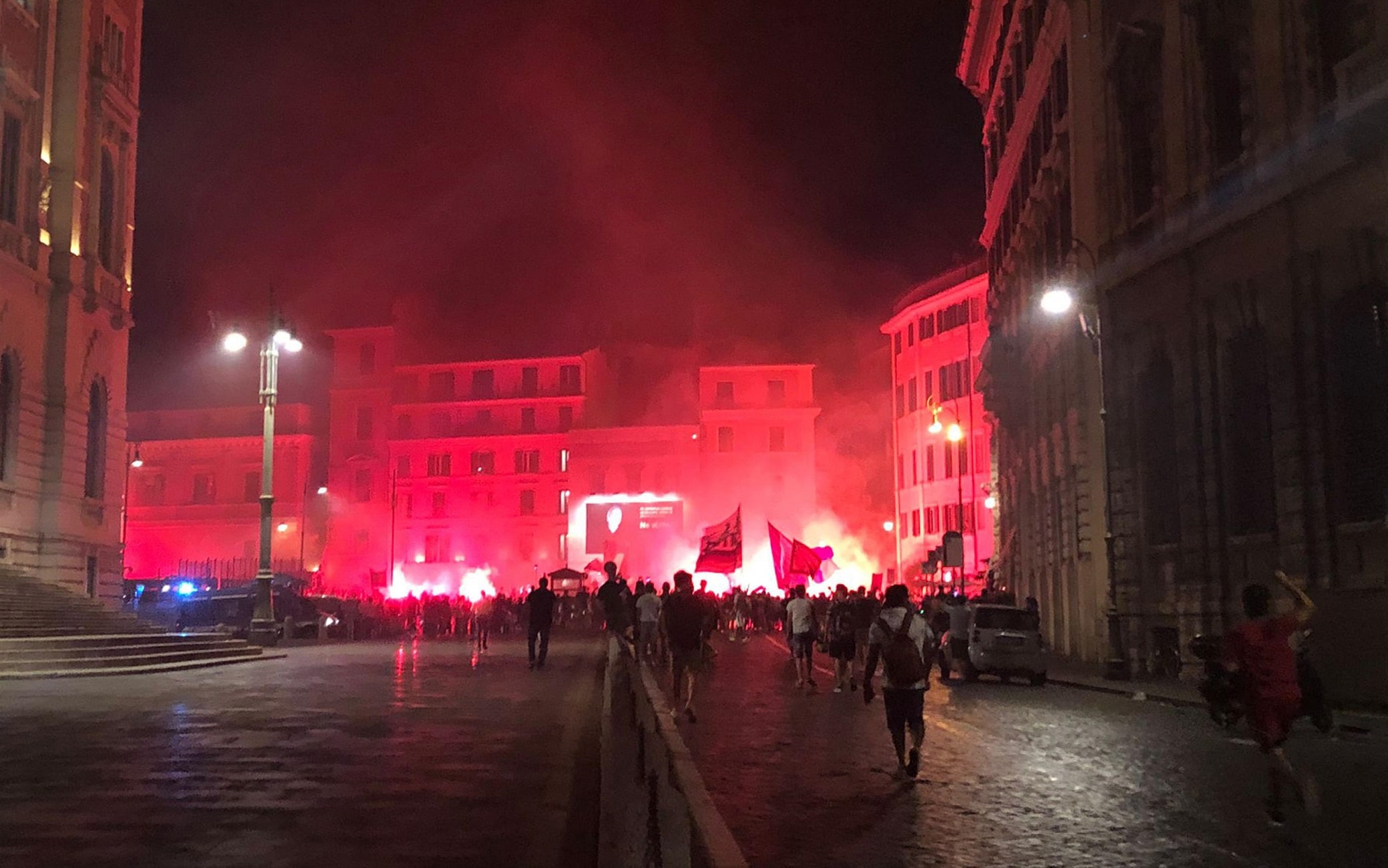 Maxi raduno tifosi giallorossi in centro Roma,fumogeni e petardi Il raduno dei tifosi giallorossi tra via del Corso e piazza del Parlamento in centro Roma, 21 luglio 2021.
ANSA/Melania Di Giacomo