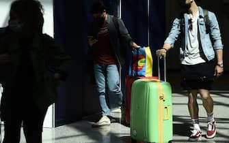 persone pronte a partire con valigia