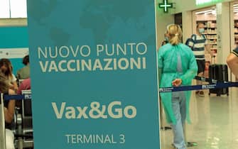 Medici e infermieri nel punto vaccinazione Vax & go, l'iniziativa presentata all'aeroporto 'Leonardo Da Vinci' con la vaccinazione last minute in collaborazione con Adr, Asl Roma 3 e Inmi Lazzaro Spallanzani, Fiumicino (Roma), 27 luglio 2021. ANSA/ TELENEWS