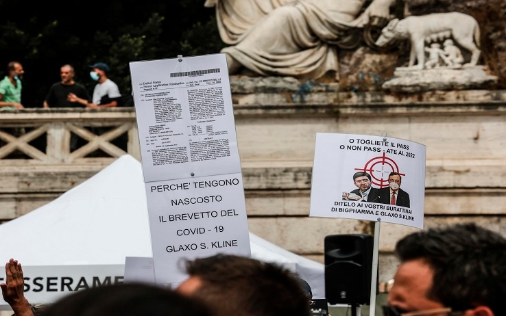 Alcuni dei cartelloni esposti durante il sit-in No Green pass supporters during a demonstration in Piazza del Popolo, in Rome, Italy, 27 July 2021. ANSA/GIUSEPPE LAMI