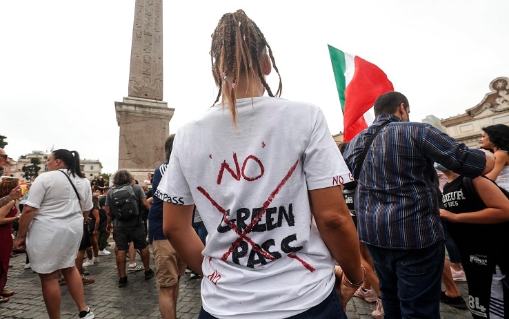 I manifestanti presenti al sit-in IoApro a Roma No Green pass supporters during a demonstration in Piazza del Popolo, in Rome, Italy, 27 July 2021. ANSA/GIUSEPPE LAMI