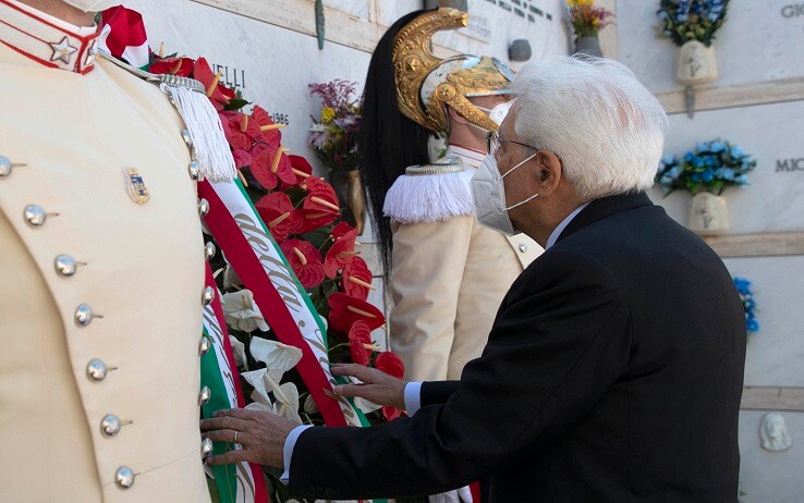 Il capo di Stato mentre accarezza la corona di fiori sulla tomba di Altiero Spinelli Il Presidente della Repubblica Sergio Mattarella depone una corona di fiori, portata a spalla da due Corazzieri, sulla tomba di Altiero Spinelli a Ventotene, 29 agosto 2021.
ANSA/ Francesco Ammendola - Ufficio Stampa e Comunicazione della Presidenza della Repubblica EDITORIAL USE ONLY NO SALES