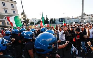 Momenti di tensione tra forze dellíordine e dimostranti durante la manifestazione contro il green pass in piazza del Popolo, Roma 28 agosto 2021. 
ANSA/FABIO FRUSTACI