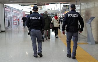 Distraevano turisti per derubarli, arrestati due borseggiatori algerini dalla Polizia giudiziaria della Polizia di frontiera aerea di Fiumicino,19 settembre 2021. 
ANSA/Telenews