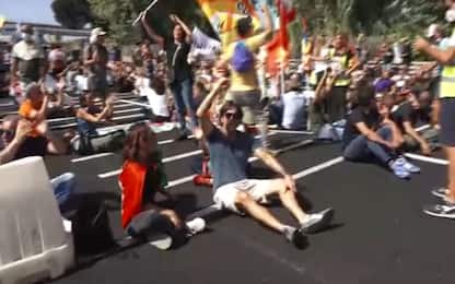 Alitalia, manifestanti bloccano autostrada Roma-Fiumicino