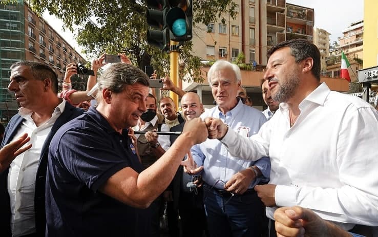 Il saluto col pugno tra Carlo Calenda e Matteo Salvini al mercato di Porta Portese Il saluto col pugno tra Carlo Calenda e Matteo Salvini al mercato di Porta Portese