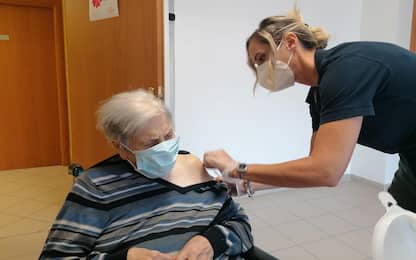 Ultracentenaria vaccinata a Rieti con terza dose: al via campagna rsa