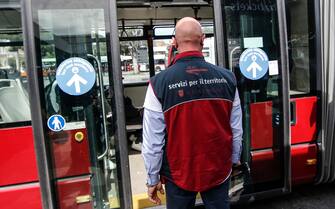 Un controllore dell'Atac a Roma Controllori a bordo dei mezzi Atac, lazienda municipalizzata del trasporto pubblico di Roma, dopo un anno di stop causato dalle restrizioni anti-Covid, 18 maggio 2021. ANSA/FABIO FRUSTACI