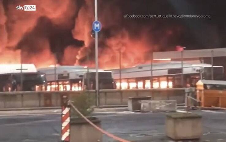 L'incendio al deposito Atac