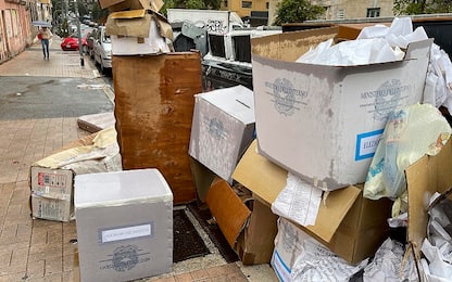 Roma, dopo il voto urne elettorali abbandonate tra i rifiuti in strada