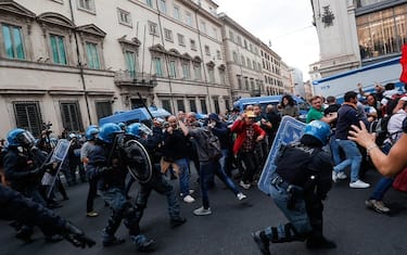 A moment of the clashes between the Police and the "No Green Pass" protesters in the center of Rome, Italy, 09 October 2021.
ANSA/GIUSEPPE LAMI