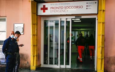 Líingresso del pronto soccorso del policlinico Umberto I dove la notte scorsa alcuni manifestanti No Vax hanno danneggiato alcune porte e stanze, Roma 10 ottobre 2021. ANSA/FABIO FRUSTACI