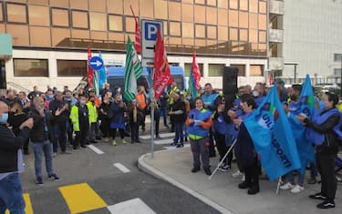 Un momento della mobilitazione dei lavoratori Alitalia che da oggi a giovedÏ saranno in presidio dalle 10 alle 18, davanti alla sede della compagnia a Fiumicino, 12 Ottobre 2021. ANSA/TELENEWS