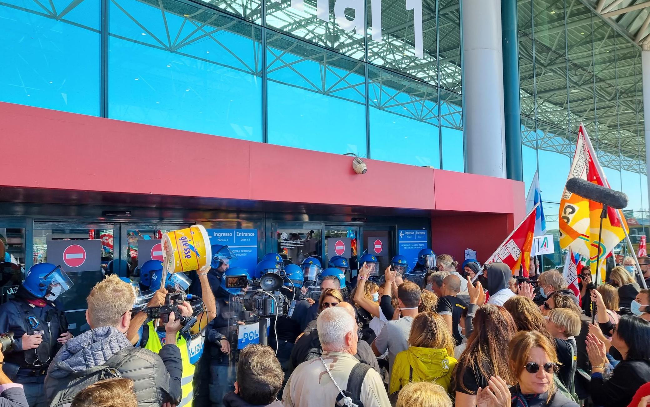 Ita: cori e proteste al presidio, "Noi siamo Alitalia"