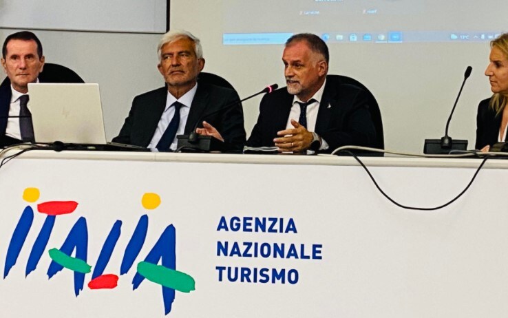 Massimo Garavaglia durante la riunione all'agenzia nazionale del turismo Massimo Garavaglia durante la riunione all'agenzia nazionale del turismo