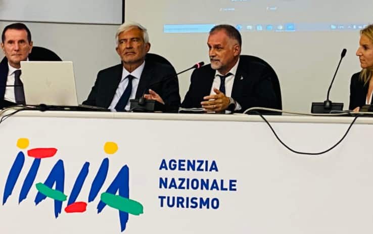 Massimo Garavaglia durante la riunione all'agenzia nazionale del turismo
