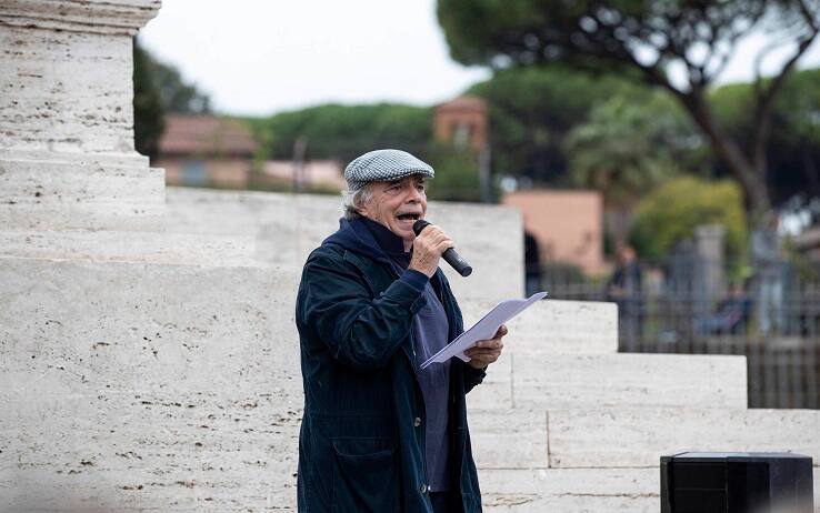 Enrico Montesano alla manifestazione No Vax e No Green pass a Roma