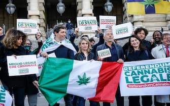 Consegna in Cassazione delle firme per il referendum per la Cannabis Legale, Roma 28 ottobre 2021. ANSA/FABIO FRUSTACI