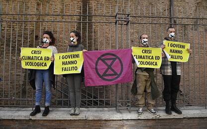 G20: ambientalisti incatenati al Foro Traiano, poi bloccano traffico