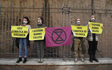 Activists from the global environmental movement Extinction Rebellion protest against the G20 of World Leaders Summit on October 31, 2021 qt the Trajan market (Mercato di Traiano). (Photo by Alberto PIZZOLI / AFP)